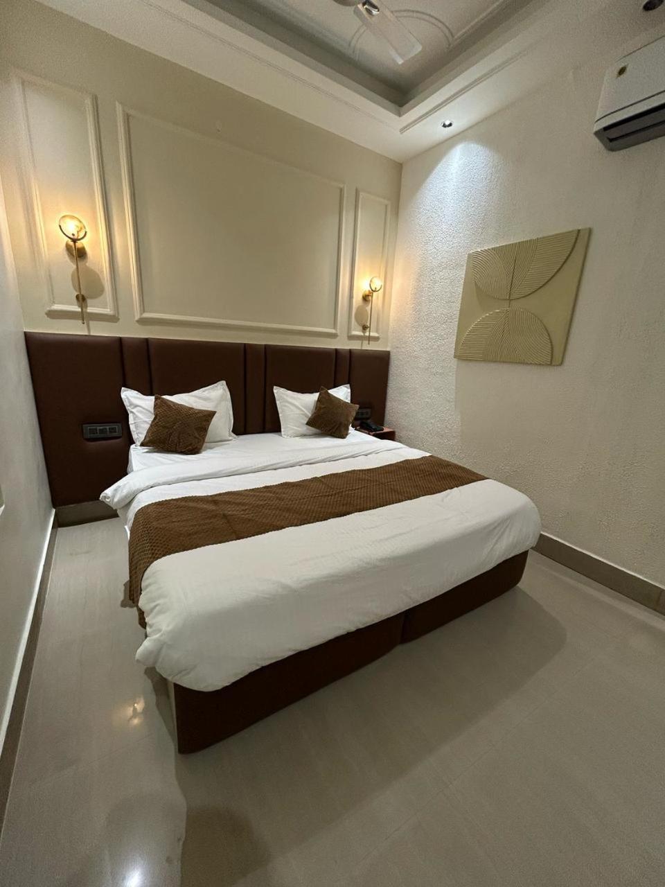 Karnāl Divine Hotel מראה חיצוני תמונה