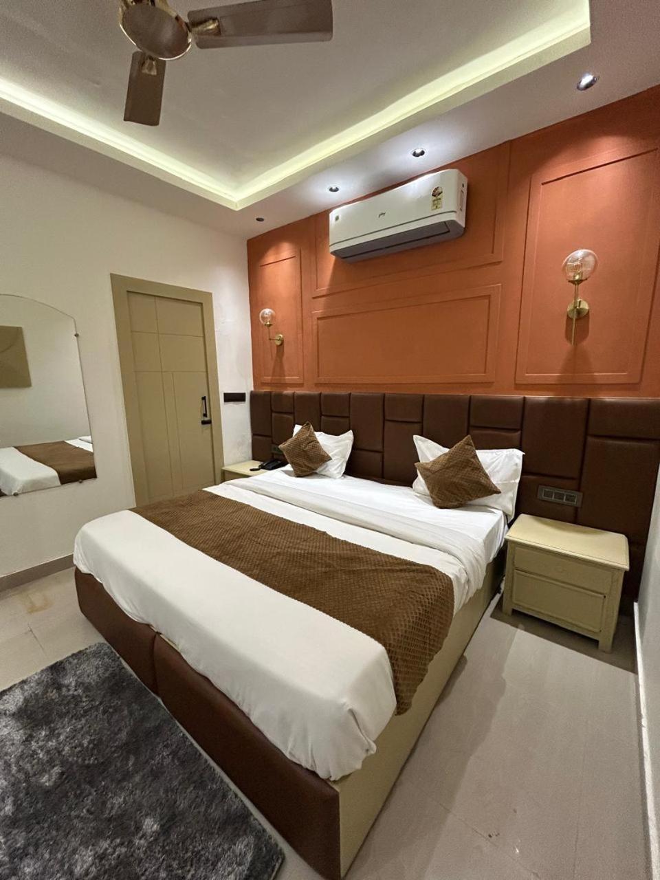 Karnāl Divine Hotel מראה חיצוני תמונה
