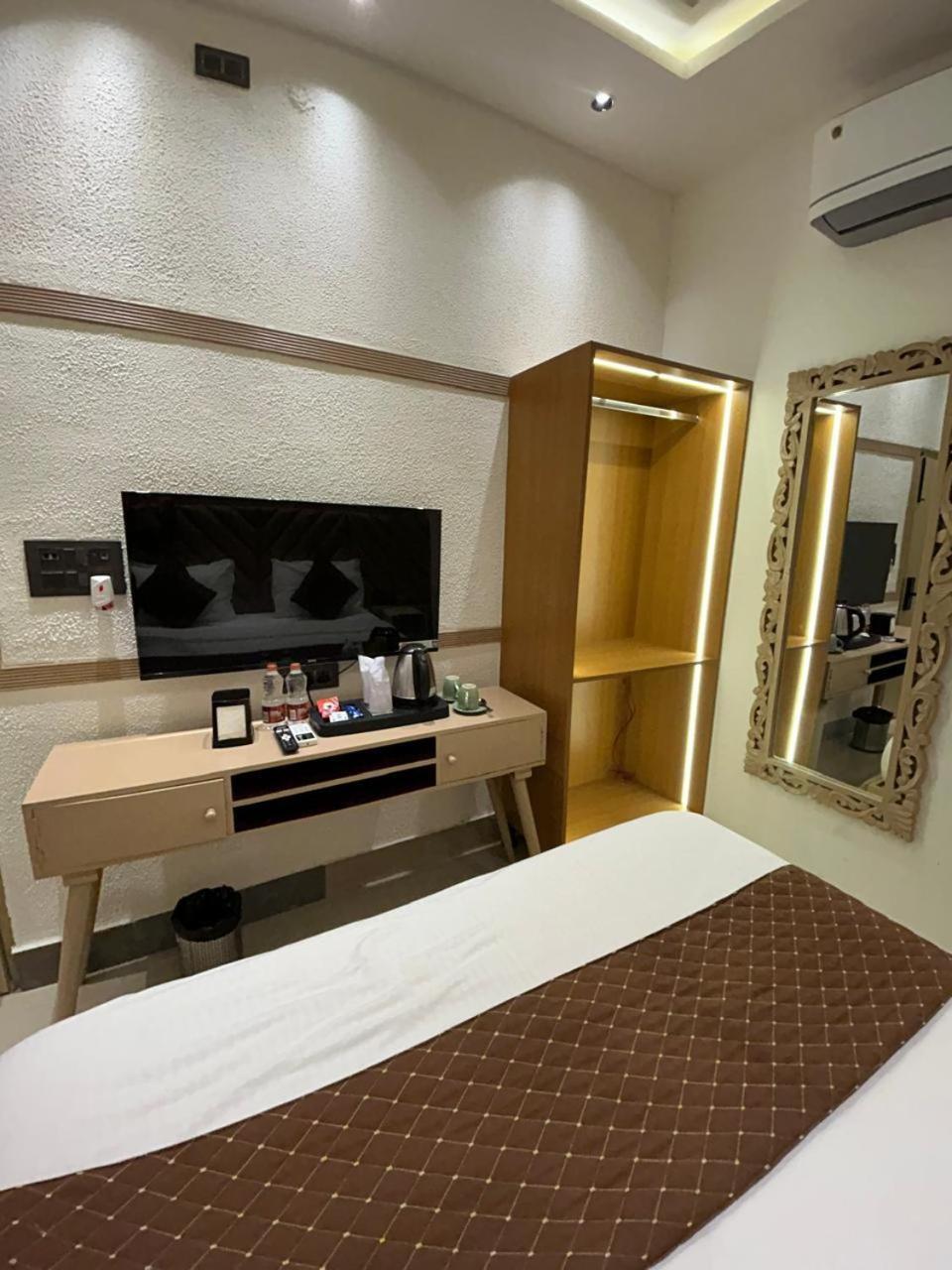 Karnāl Divine Hotel מראה חיצוני תמונה